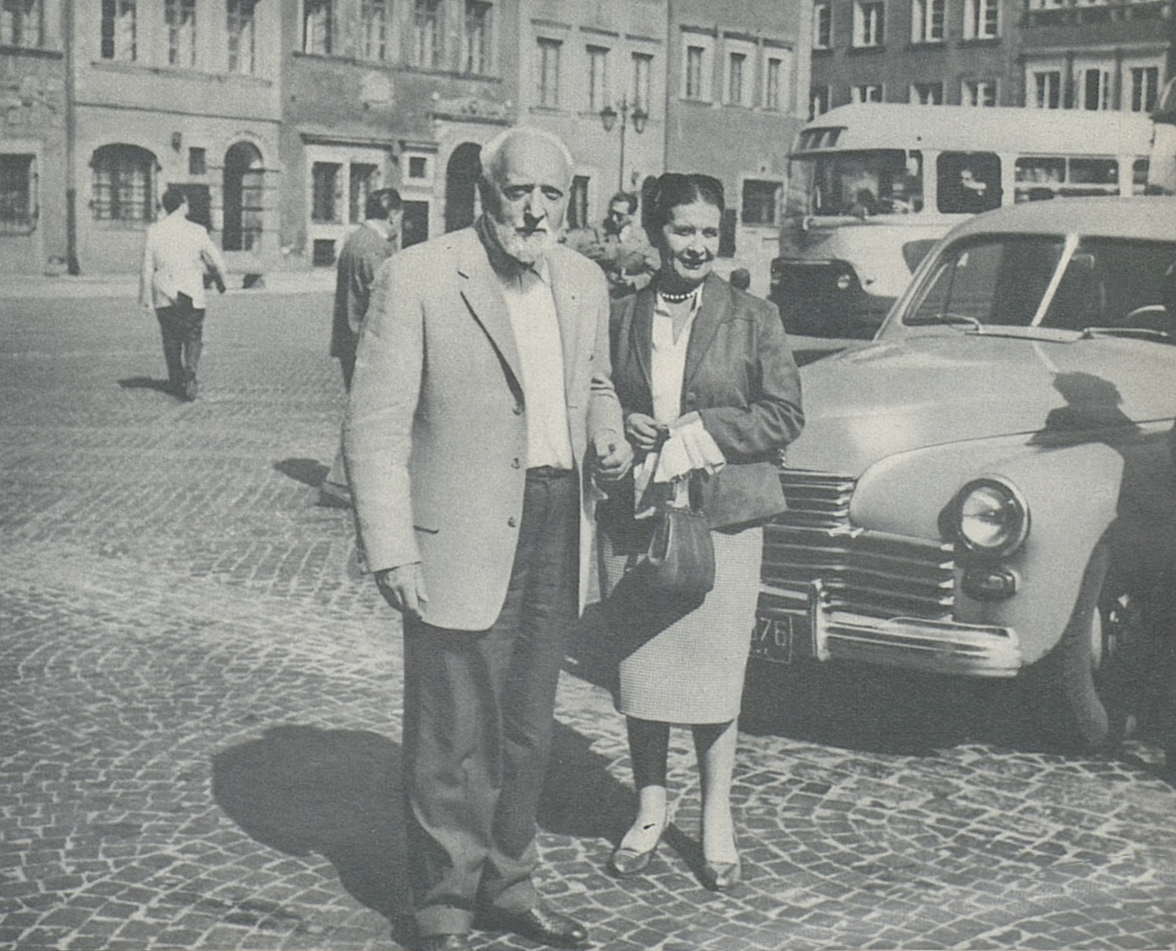 Ernest Ansermet et son épouse à Varsovie en 1959, vieille place du marché, photo Traversino, cliquer pour voir un agrandissement