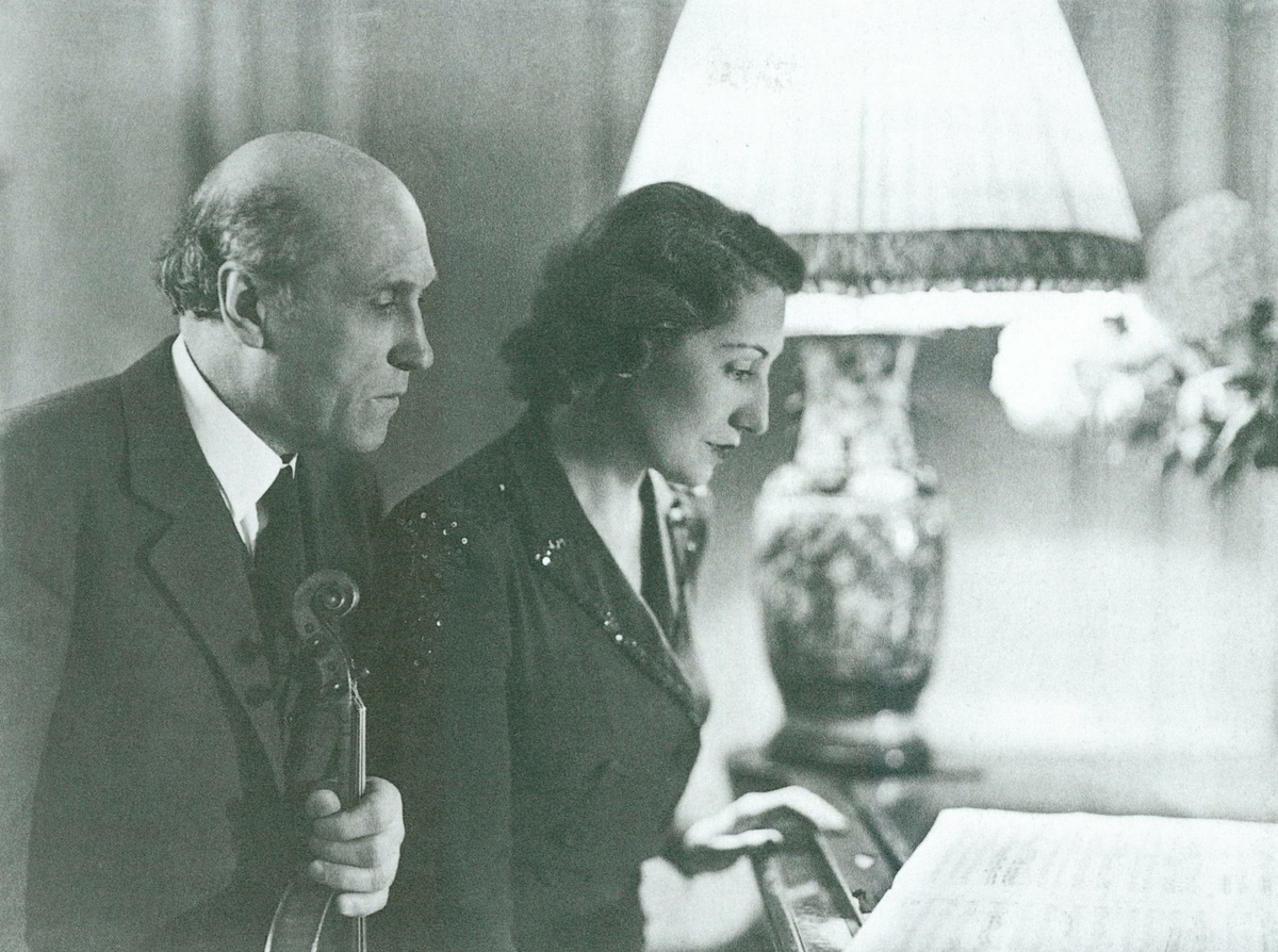 La pianiste Jacqueline BLANCARD et le violoniste André de RIBAUPIERRE, 19 décembre 1945, portrait fait par Charles-Gustave GEORGE (1887-1964), tirage argentique sur papier velours, monté sur carton, 28,6 x 39,1 cm / 37,6 x 44,1 cm, CIG, fonds George