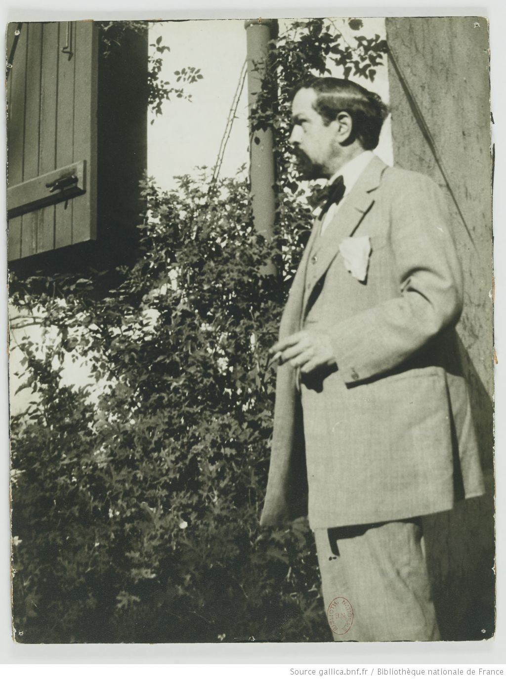 Claude DEBUSSY une cigarette à la main, photographie positive contrecollée sur carton; 28,5 x 22 cm. Droits: domaine public. Identifiant: ark:/12148/btv1b10023235j. Source:  Bibliothèque nationale de France, département Musique, RES VM EST-3 (3) Notice du catalogue: http://catalogue.bnf.fr/ark:/12148/cb45124817n, photo: https://gallica.bnf.fr/ark:/12148/btv1b10023235j/f1.item, cliquer pour voir l'original