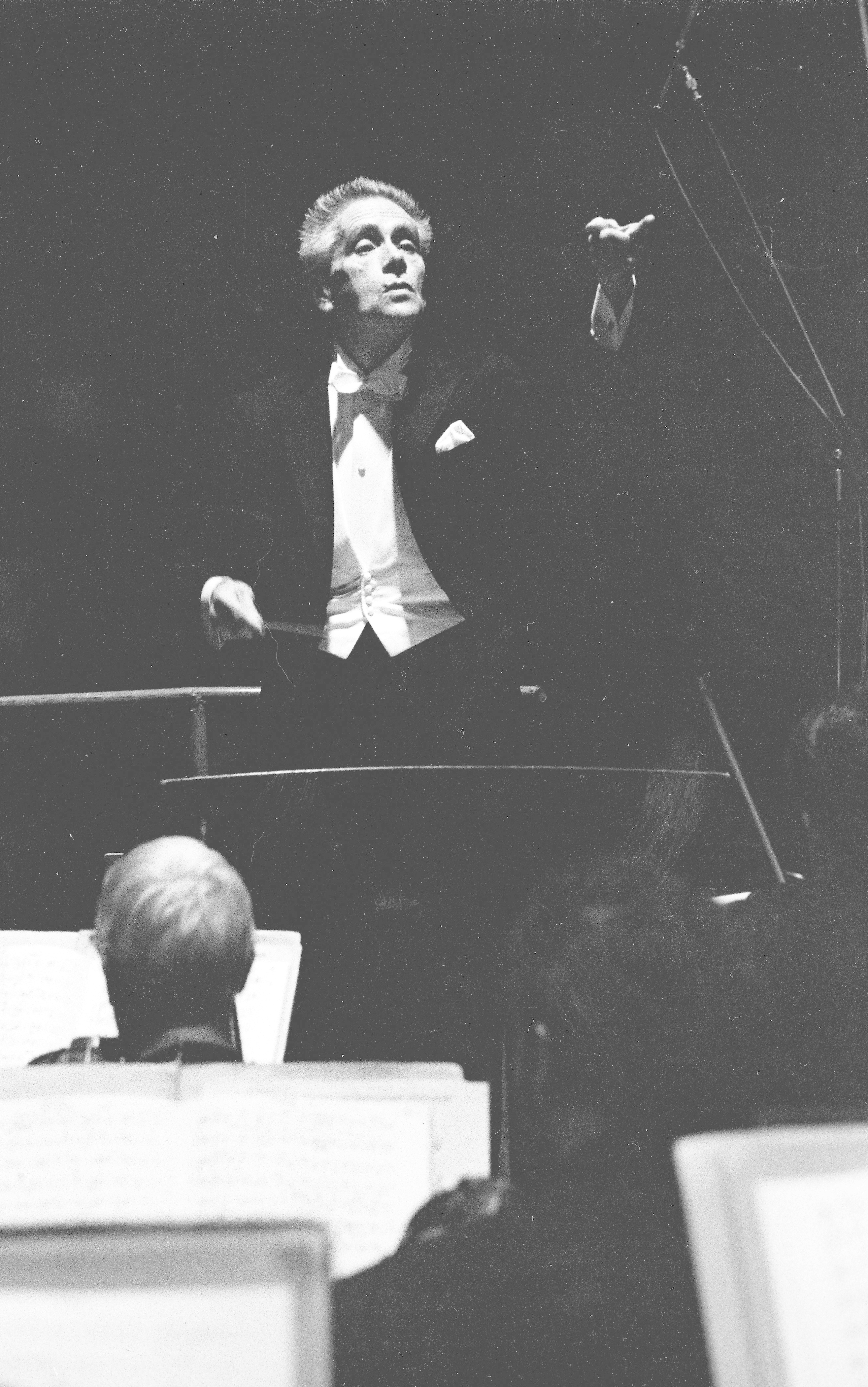 1964, Victor Desarzens dirigeant son Orchestre de Chambre de Lausanne. Extrait d'une photographie de Patrice Tourenne, Paris. Utilisée ici avec l'aimable autorisation de sa fille Martine Desarzens, tous droits réservés.