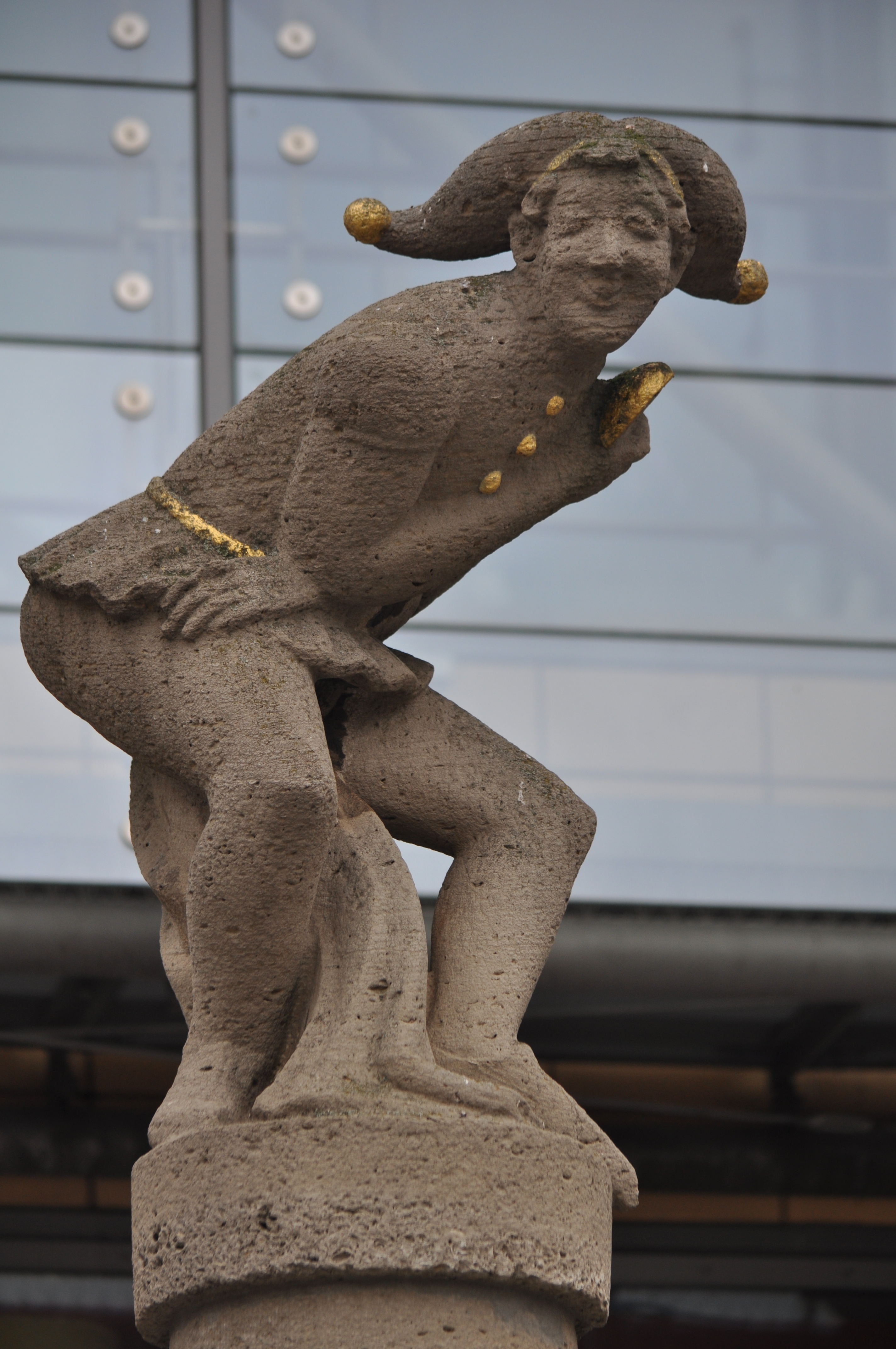 Statue auf dem Eulenspiegelbrunnen in Magdeburg-Altstadt, © Ajepbah / Wikimedia Commons / Lizenz: CC-BY-SA-3.0 DE, https://commons.wikimedia.org/wiki/File:Eulenspiegelbrunnen_(Magdeburg-Altstadt).ajb.jpg, Cliquer sur la photo pour une vue agrandie et quelques infos