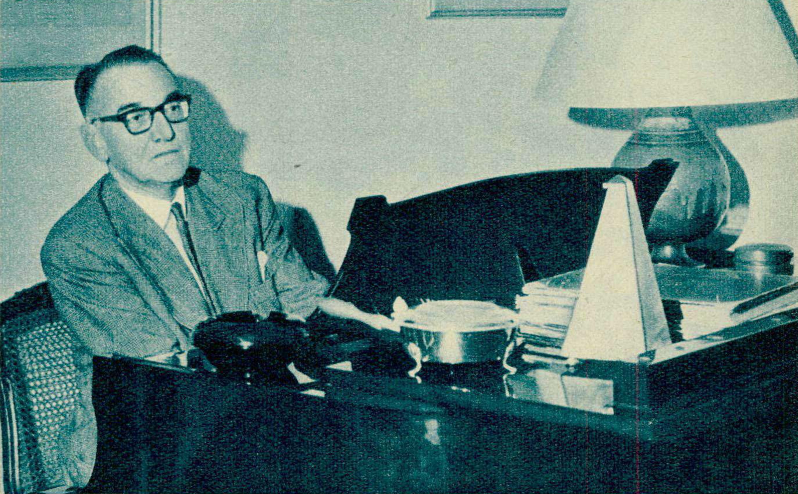 Jacques FÉVRIER au piano, une photo parue entre autres dans le Radio TV Je vois tout du 13 décembre 1962 en page 27