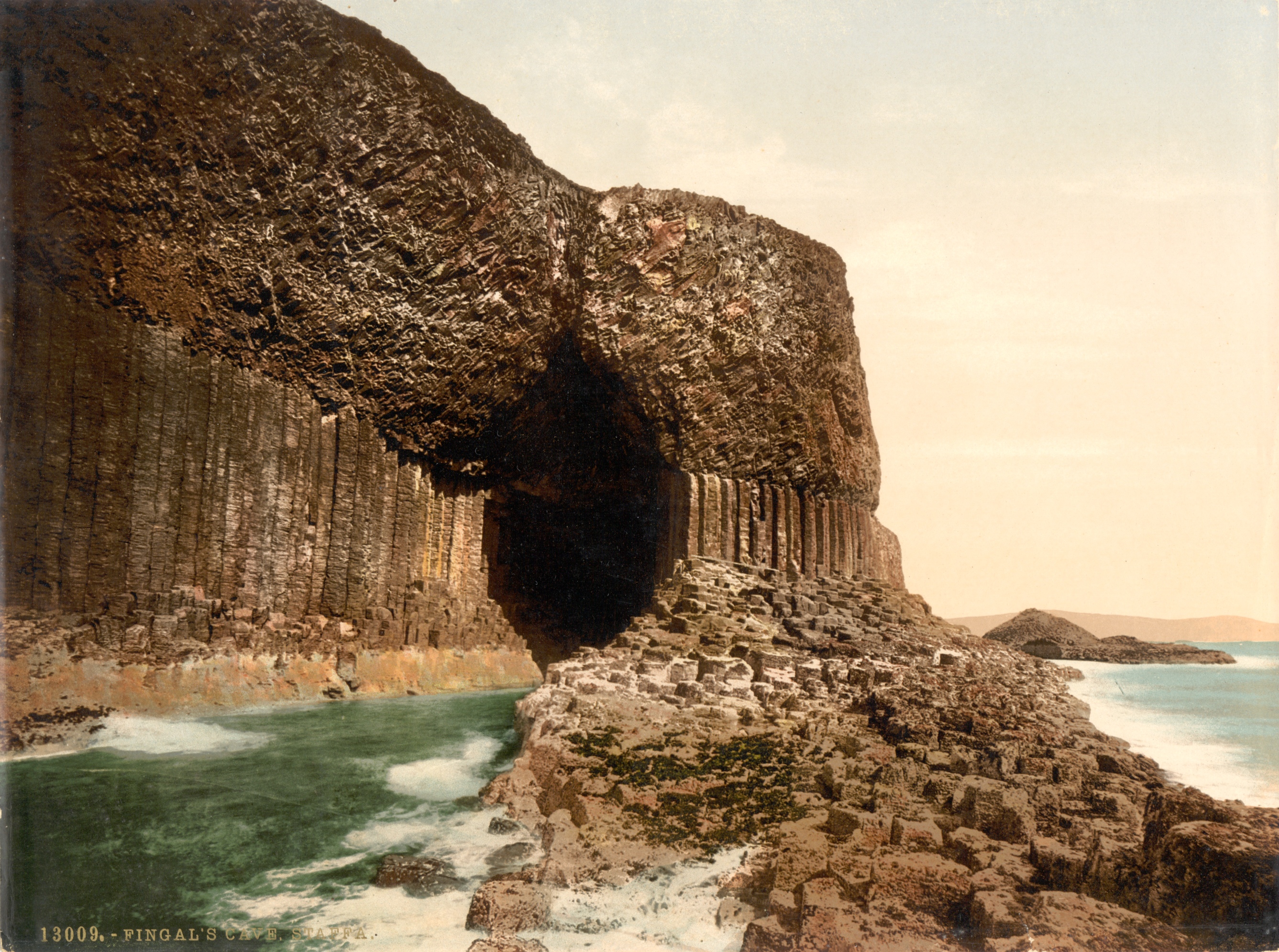 Fingal's Cave, Island of Staffa, Scotland, between 1890 and 1905, Original image: Photochrom print (color photo lithograph), Reproduction number: LC-DIG-ppmsc-07617  from Library of Congress, Prints and Photographs Division, PhotochromPrints Collection, correction couleurs par Jan Arkesteijn)