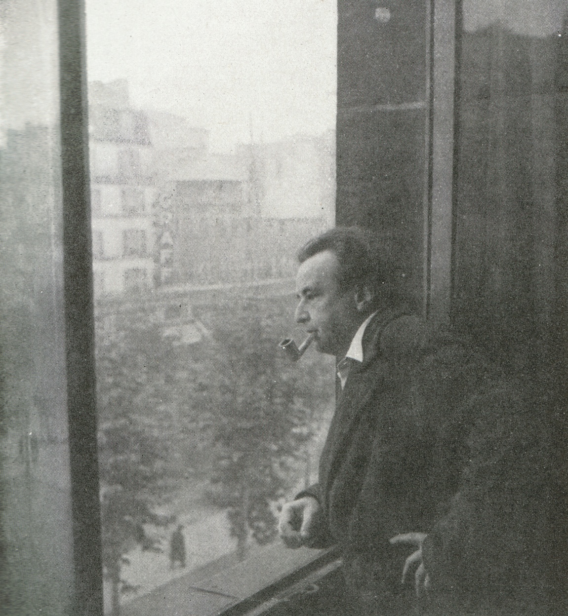 Arthur Honegger à la fenêtre de son appartement Boulevard de Vichy, Photo Lido