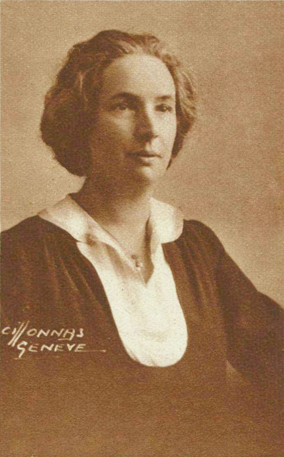 Ce portrait de Lydie Malan, fondatrice du choeur Le Motet de Genève, fut fait par Photo Boissonnas, Genève, et publié - entre autres - dans la revue Le Radio du 14 avril 1933, No 523, page 481