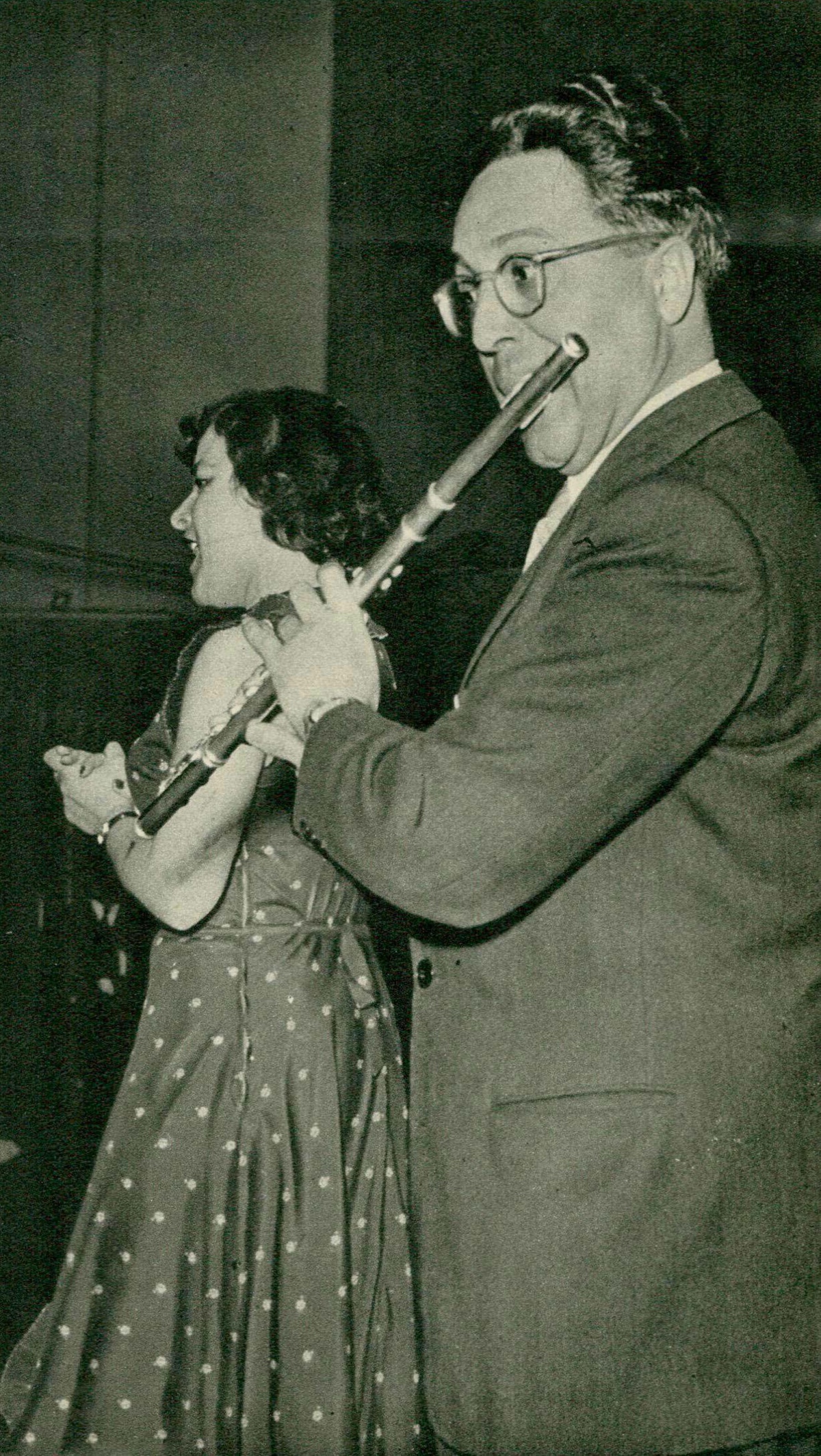 André PÉPIN accompagnant Magda FONAY, Grand Studio de Radio-Genève, 25 juin 1949, une photo publiée dans la revue Radio Actualités du 1er juillet 1949, No 26, en page 955, cliquer pour une vue agrandie