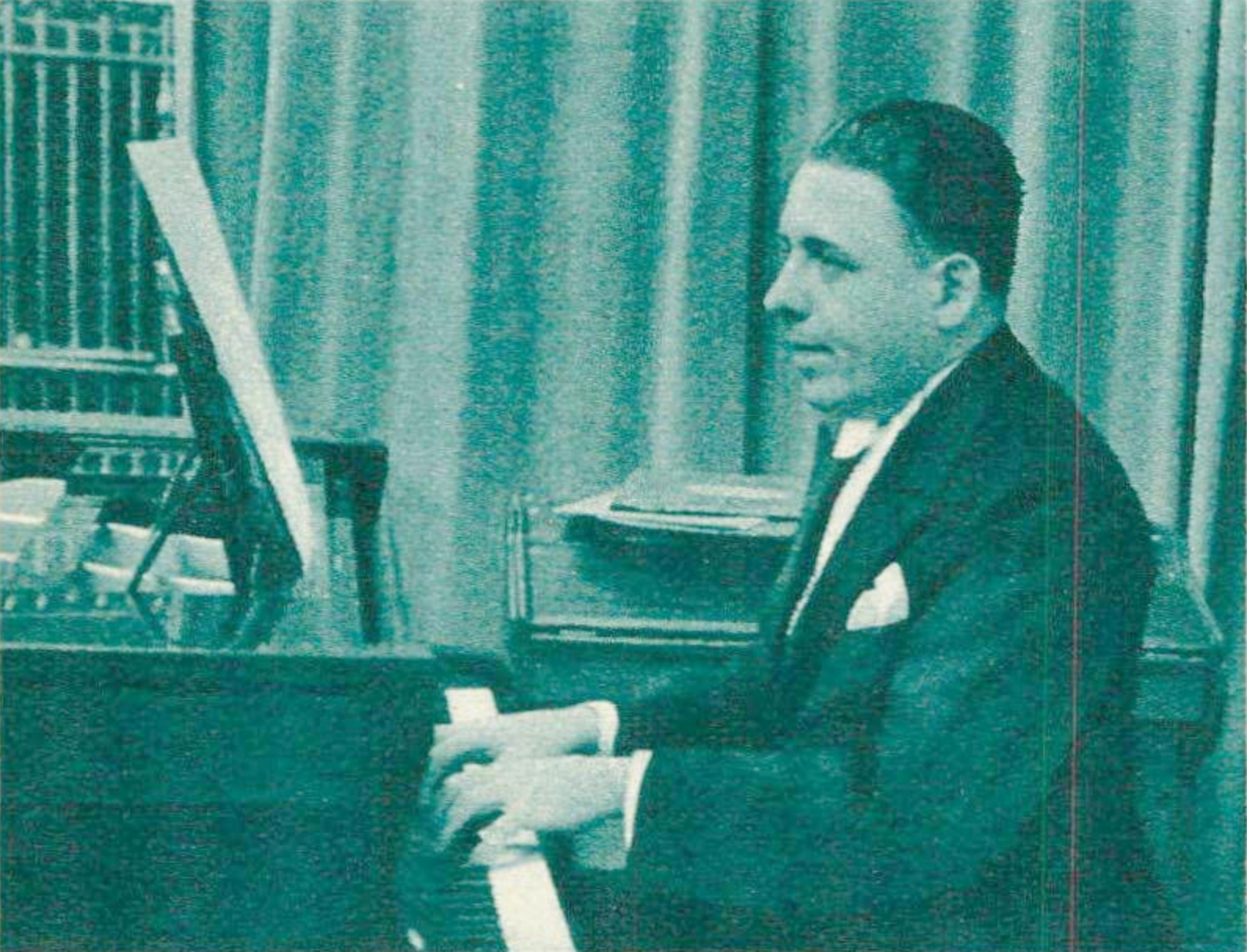 Francis POULENC en ??, D.R., photographié par Helios, lieu ??, une photo publiée entre autres dans Le Radio du 8 novembre 1935, No 657, page 2126