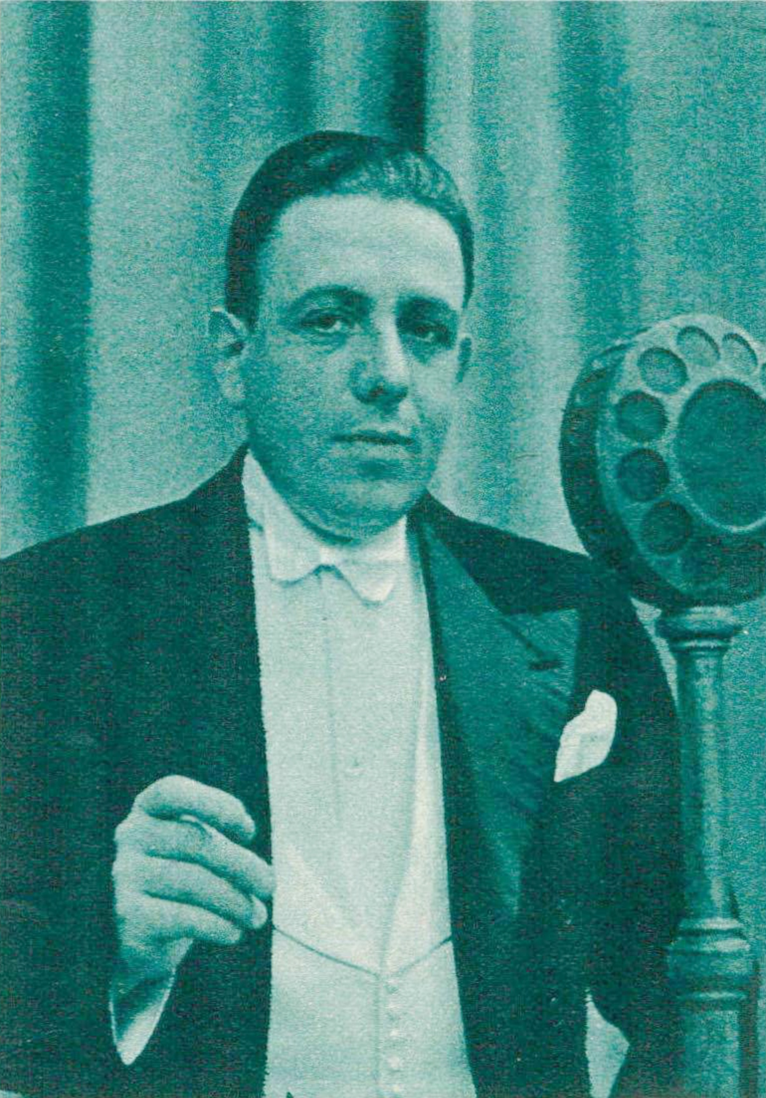 Francis POULENC en 1935, une photo parue entre autres dans la revue Le Radio du 8 novembre 1935 en page 2126