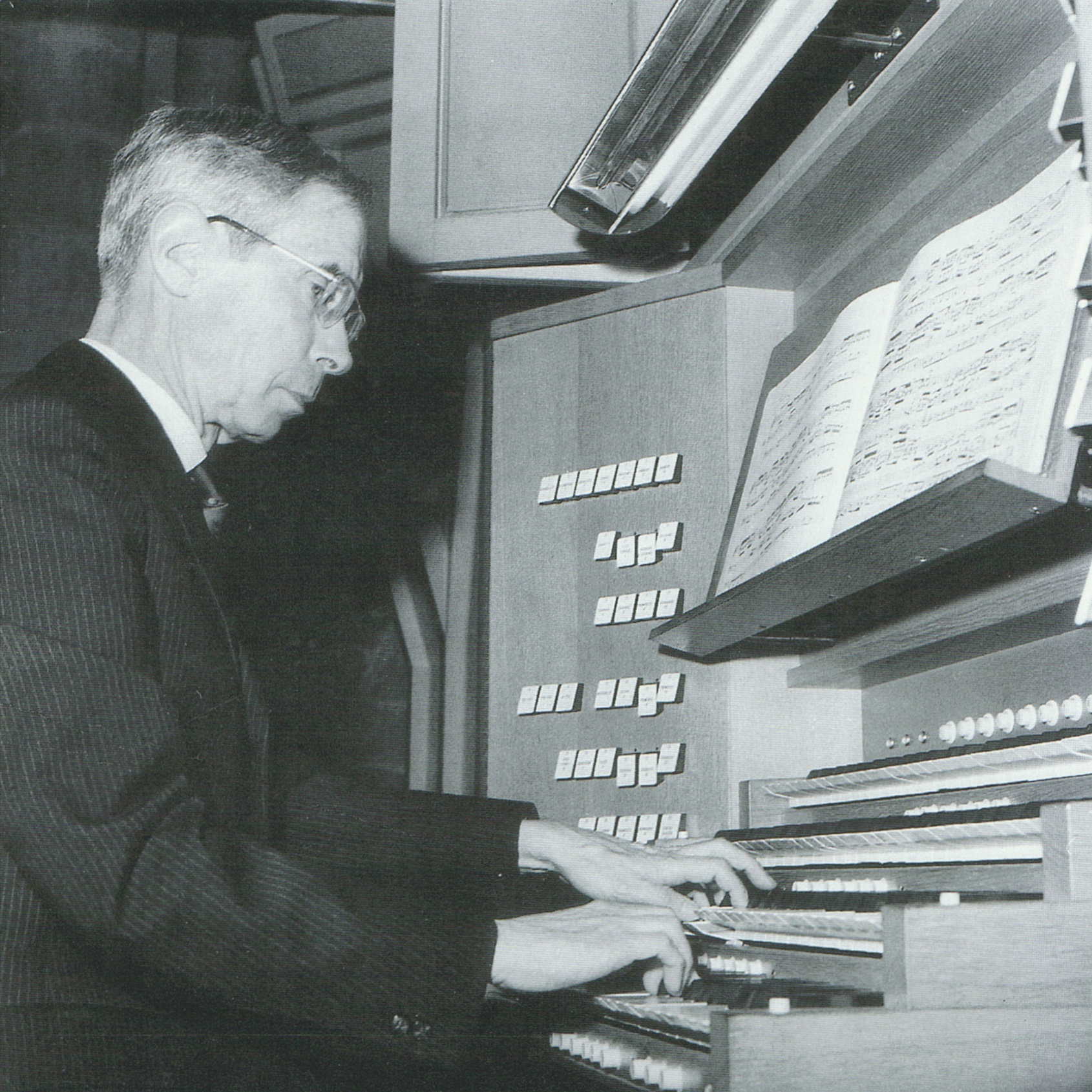 Pierre SEGOND au clavier de l'orgue Metzler de la Cathédrale St-Pierre de Genève, une photo faite par Pierre-Charles GEORGE, Cliquer sur la photo pour une vue agrandie et les références