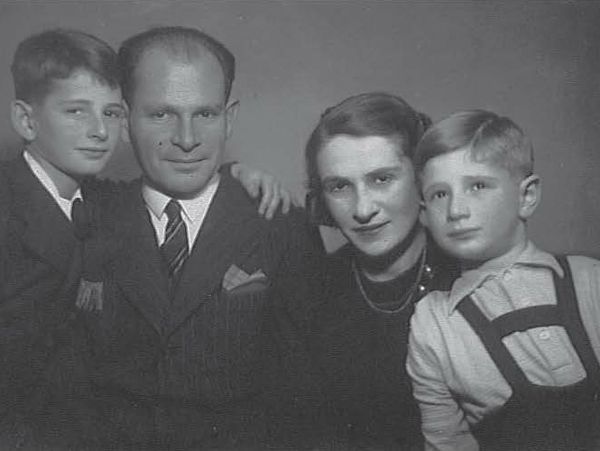 Laszlo Somogyi avec sa famille en 1944, Cliquer sur la photo pour une vue agrandie et quelques infos