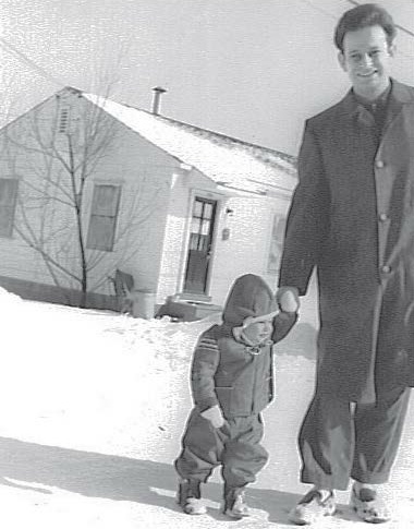 Laszlo Somogyi en 1961 avec son fils devant sa maison de la Rutgers University (université de l'État du New Jersey), une photo citée de son autobiographie «Fears and freedom - My life story» (publiée en 2013)